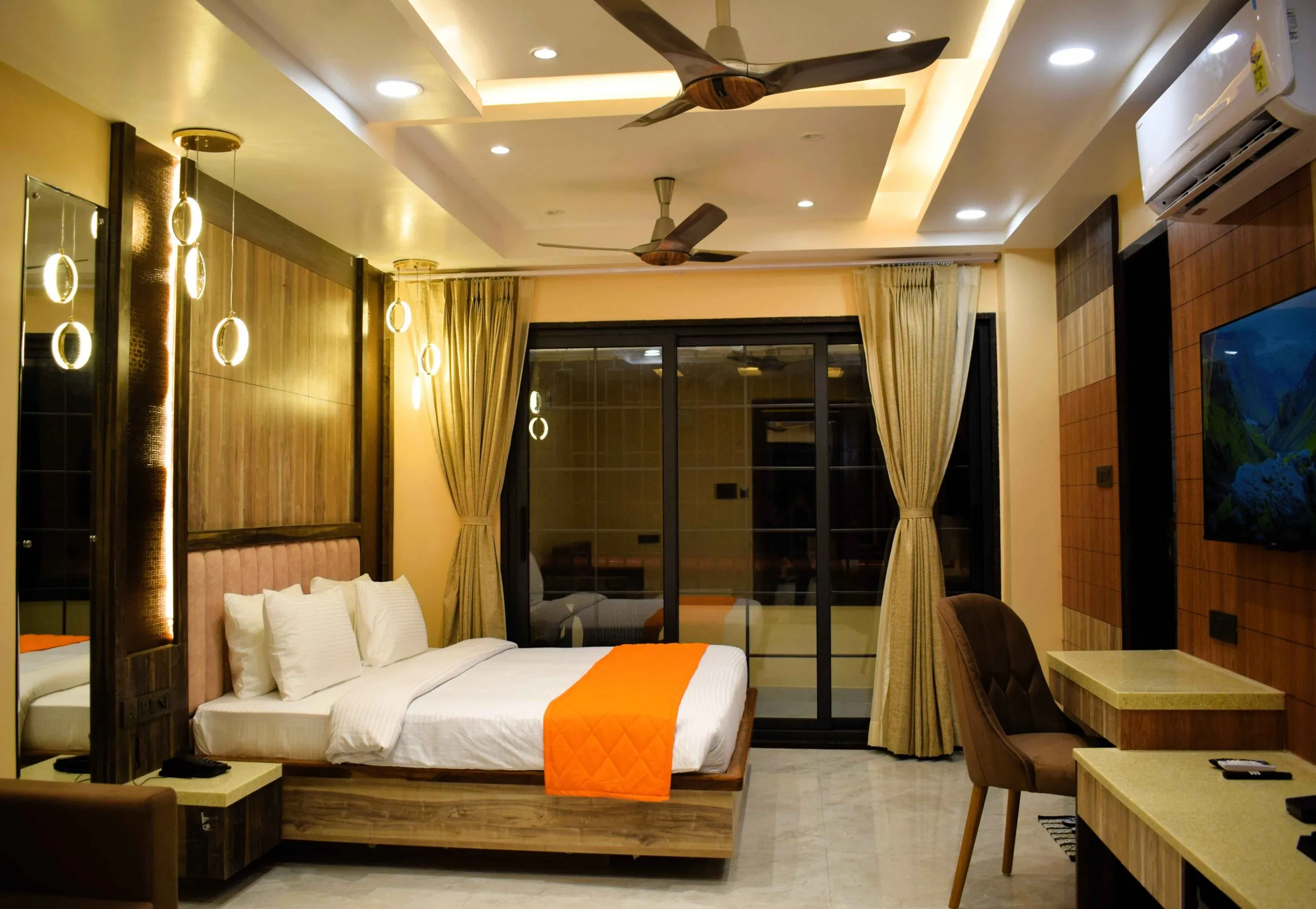 PREMIUM ROOM 1 Scaled